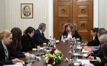 президентът Илияна Йотова на среща със служебния министър на земеделието и храните Иван Христанов и неговия екип.