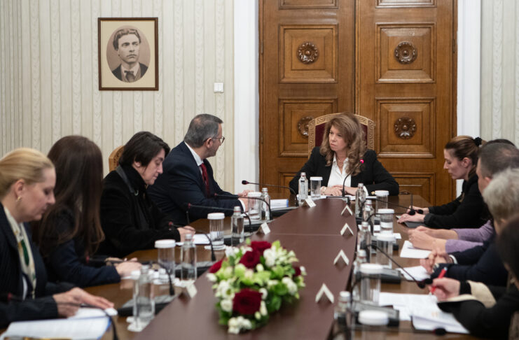 президентът Илияна Йотова на среща със служебния министър на земеделието и храните Иван Христанов и неговия екип.