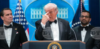 АКТУАЛИЗИРАНА
                                                                                                Служител на реда е бил улучен от стрелеца на вечерята на Асоциацията на кореспондентите в Белия дом, бронежителката му го е спасила, заяви Тръмп