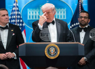 АКТУАЛИЗИРАНА
                                                                                                Служител на реда е бил улучен от стрелеца на вечерята на Асоциацията на кореспондентите в Белия дом, бронежителката му го е спасила, заяви Тръмп