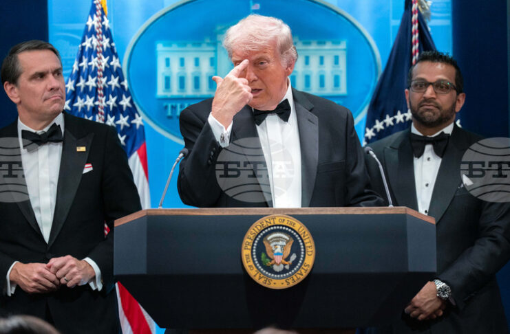 АКТУАЛИЗИРАНА
                                                                                                Служител на реда е бил улучен от стрелеца на вечерята на Асоциацията на кореспондентите в Белия дом, бронежителката му го е спасила, заяви Тръмп