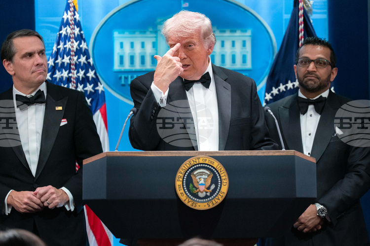 АКТУАЛИЗИРАНА
                                                                                                Служител на реда е бил улучен от стрелеца на вечерята на Асоциацията на кореспондентите в Белия дом, бронежителката му го е спасила, заяви Тръмп