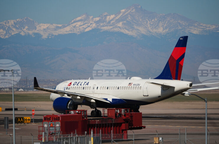 Авиокомпаниите и туристическият сектор не очакват незабавно облекчение от спирането на огъня в Иран