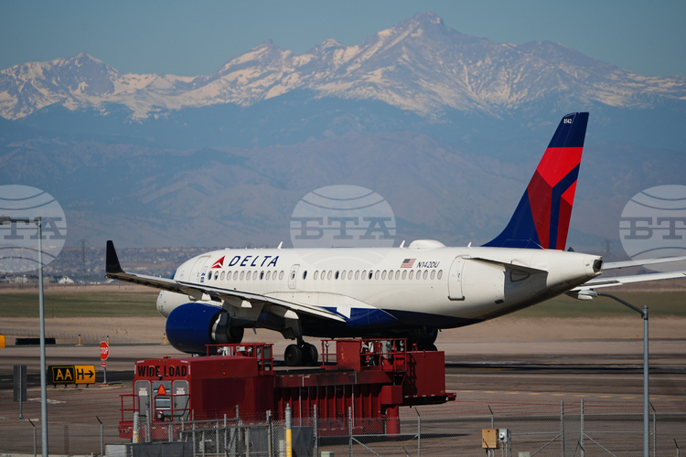 Авиокомпаниите и туристическият сектор не очакват незабавно облекчение от спирането на огъня в Иран