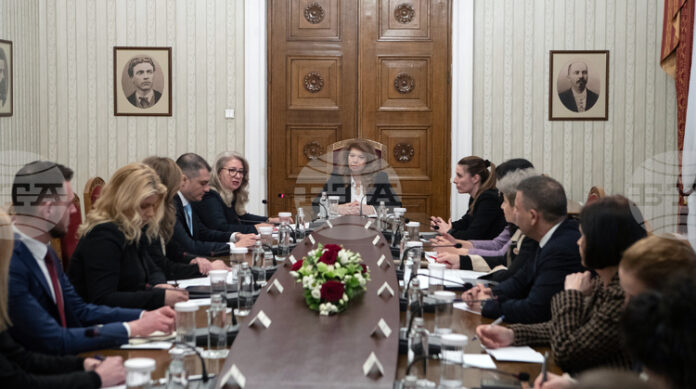 България може да привлече туристи с имидж на сигурна и конкурентна дестинация, заяви президентът Илияна Йотова на среща с ресорния министър