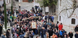 Вярващи от цялата страна последваха тази сутрин чудотворната икона на Света Богородица в литията ѝ от Бачковския манастир "Успение Богородично" до местността Клувията.