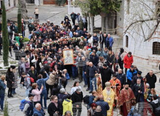 Вярващи от цялата страна последваха тази сутрин чудотворната икона на Света Богородица в литията ѝ от Бачковския манастир "Успение Богородично" до местността Клувията.
