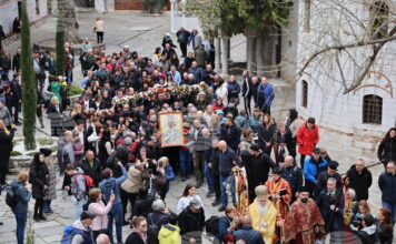 Вярващи от цялата страна последваха тази сутрин чудотворната икона на Света Богородица в литията ѝ от Бачковския манастир "Успение Богородично" до местността Клувията.