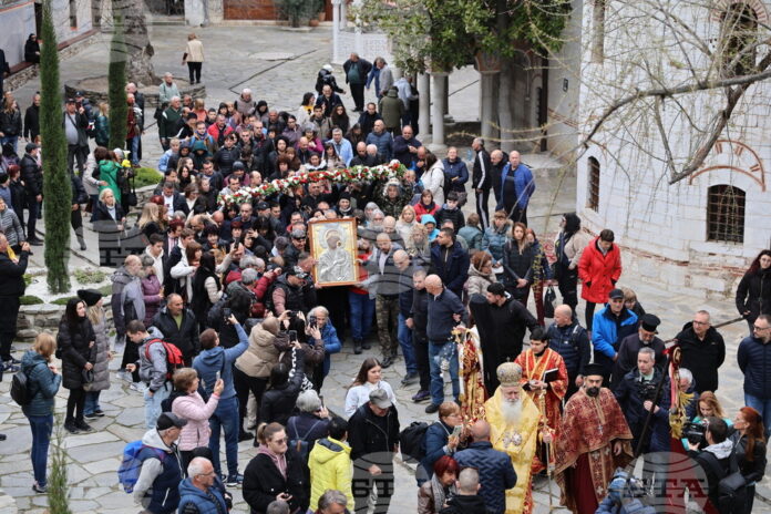 Вярващи от цялата страна последваха тази сутрин чудотворната икона на Света Богородица в литията ѝ от Бачковския манастир "Успение Богородично" до местността Клувията. Вярващи от цялата страна последваха тази сутрин чудотворната икона на Света Богородица в литията ѝ от Бачковския манастир "Успение Богородично" до местността Клувията.