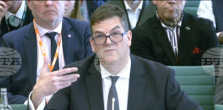 Бившият шеф на британската дипломатическа служба твърди, че е бил подложен на политически натиск да одобри Манделсън за посланик в САЩ