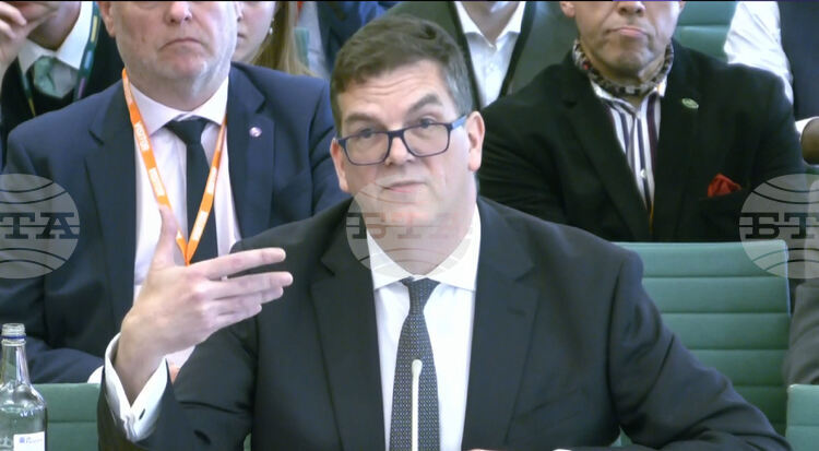 Бившият шеф на британската дипломатическа служба твърди, че е бил подложен на политически натиск да одобри Манделсън за посланик в САЩ