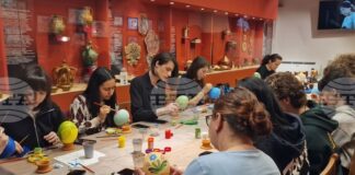 Благотворителната инициатива „Яйцата на художника“ събра творци и ученици в Троян