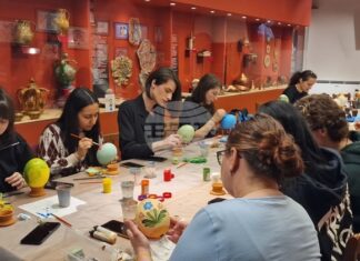 Благотворителната инициатива „Яйцата на художника“ събра творци и ученици в Троян