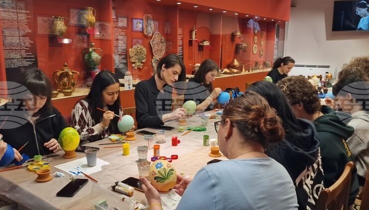 Благотворителната инициатива „Яйцата на художника“ събра творци и ученици в Троян
