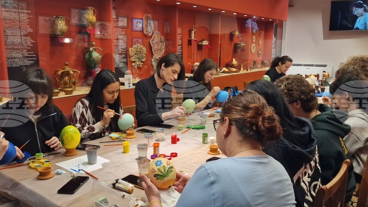 Благотворителната инициатива „Яйцата на художника“ събра творци и ученици в Троян