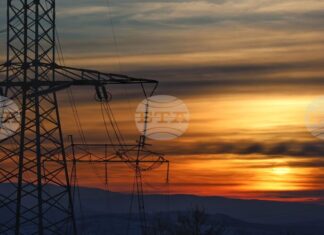 Цената на тока за бизнеса утре се повишава с 3,8 на сто спрямо петъчната и спада с 11 на сто спрямо тази от понеделник