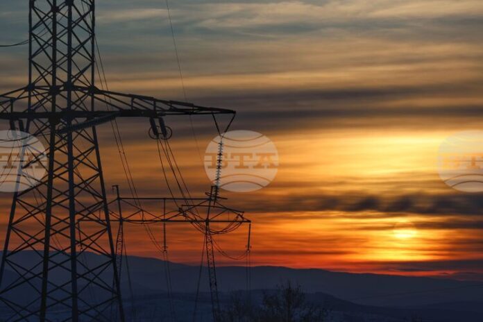 Цената на тока за бизнеса утре се повишава с 3,8 на сто спрямо петъчната и спада с 11 на сто спрямо тази от понеделник