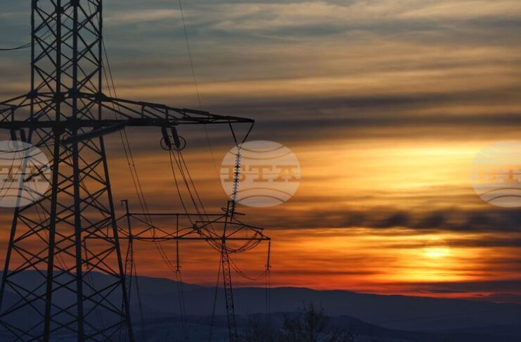 Цената на тока за бизнеса утре се повишава с 3,8 на сто спрямо петъчната и спада с 11 на сто спрямо тази от понеделник