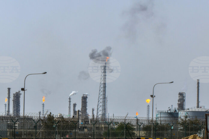 Цените на петрола скочиха с повече от 5% на фона напрежението около Иран