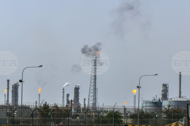 Цените на петрола скочиха с повече от 5% на фона напрежението около Иран