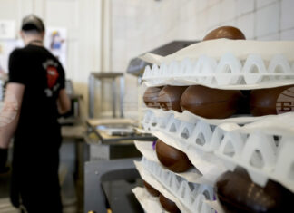 Цените на шоколадовите яйца остават високи въпреки срива на цените на какаото Цените на шоколадовите яйца остават високи въпреки срива на цените на какаото