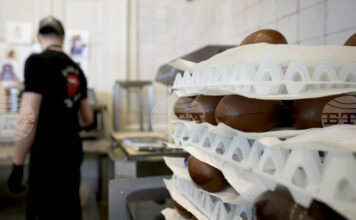 Цените на шоколадовите яйца остават високи въпреки срива на цените на какаото