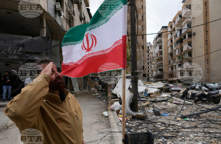 Привърженик на "Хизбула" козирува пред иранското знаме,