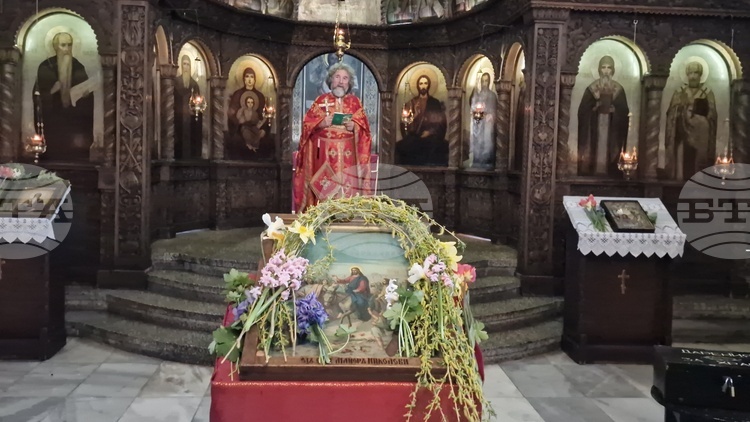 Да възхваляваме Божия син не само молитвено, а и с нашите добри дела, призова на Цветница в Търговище отец Славчо Проданов