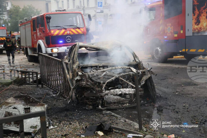 Двама души са загинали и осем са ранени при руска атака в Днепър, съобщиха местните власти