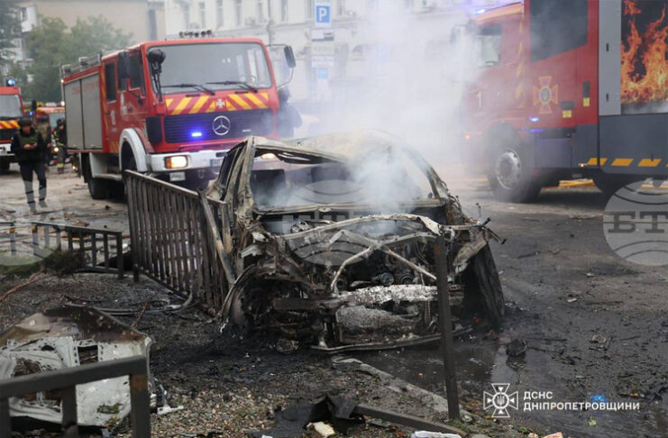 Двама души са загинали и осем са ранени при руска атака в Днепър, съобщиха местните власти