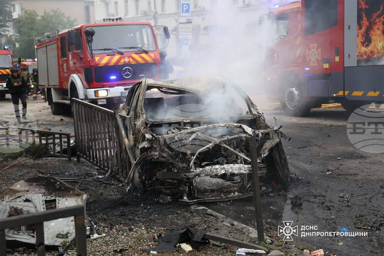Двама души са загинали и осем са ранени при руска атака в Днепър, съобщиха местните власти