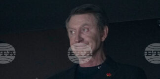 Фланелка на Уейн Грецки от последния му мач с Едмънтън Ойлърс беше продадена на търг за рекордните 2,8 милиона долара