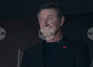 Фланелка на Уейн Грецки от последния му мач с Едмънтън Ойлърс беше продадена на търг за рекордните 2,8 милиона долара