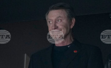 Фланелка на Уейн Грецки от последния му мач с Едмънтън Ойлърс беше продадена на търг за рекордните 2,8 милиона долара