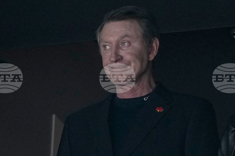 Фланелка на Уейн Грецки от последния му мач с Едмънтън Ойлърс беше продадена на търг за рекордните 2,8 милиона долара