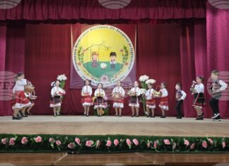 Фолклорният фестивал „От Лазарица до Гергьовден“ се провежда за осми път в свищовското село Българско Сливово