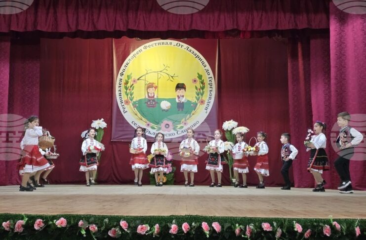 Фолклорният фестивал „От Лазарица до Гергьовден“ се провежда за осми път в свищовското село Българско Сливово
