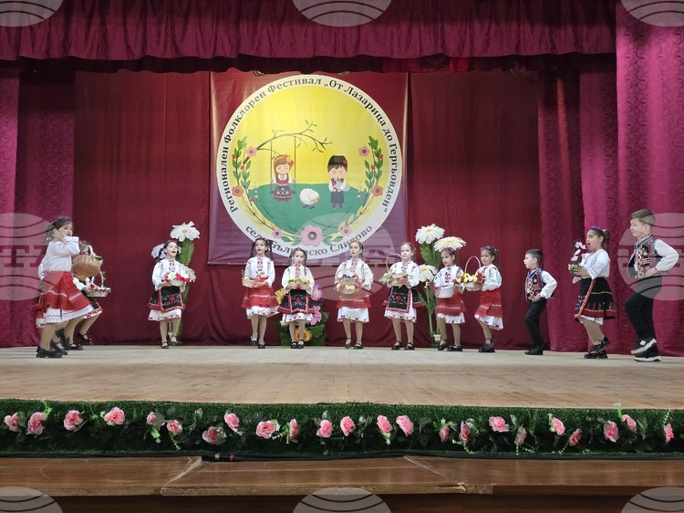 Фолклорният фестивал „От Лазарица до Гергьовден“ се провежда за осми път в свищовското село Българско Сливово