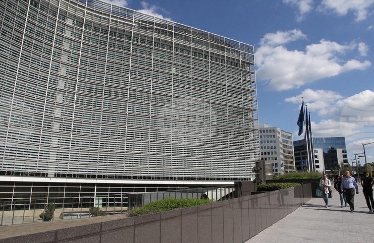 Германия, Италия, Испания, Португалия и Австрия призовават ЕК за данък върху непредвидените печалби на енергийните компании, пише Ройтерс