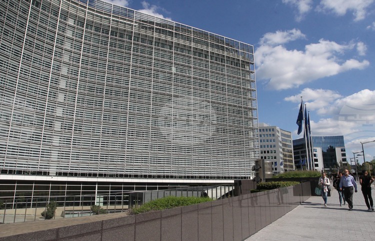 Германия, Италия, Испания, Португалия и Австрия призовават ЕК за данък върху непредвидените печалби на енергийните компании, пише Ройтерс