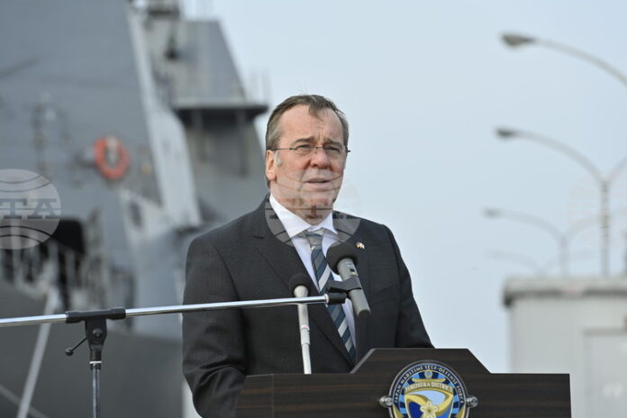 Германия разполага военни кораби в Средиземно море като подготовка за участие в мисия в Ормузкия проток, каза Писториус