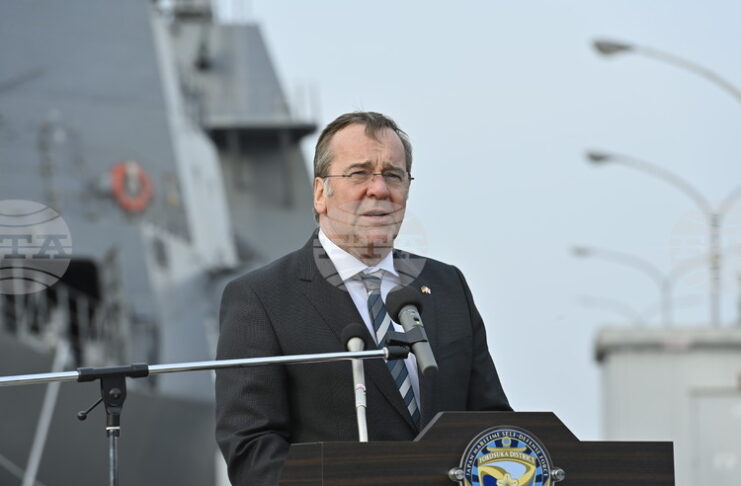 Германия разполага военни кораби в Средиземно море като подготовка за участие в мисия в Ормузкия проток, каза Писториус