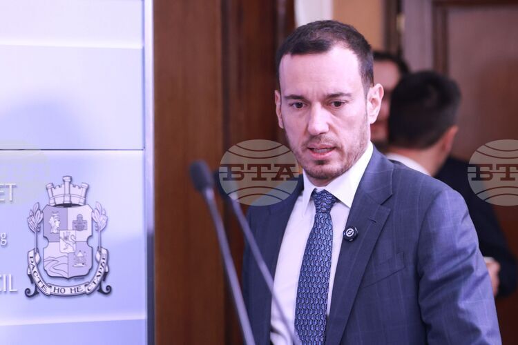 Хората в България не искат повече да търпят и да бъдат жертва, написа кметът на София Васил Терзиев и призова хората да гласуват