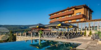 Хотелски комплекс „Каталина“ в месността „Цигов чарк“ отчита средна годишна заетост от около 18-19 хиляди гости, предпочитан е от семейства