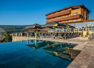 Хотелски комплекс „Каталина“ в месността „Цигов чарк“ отчита средна годишна заетост от около 18-19 хиляди гости, предпочитан е от семейства