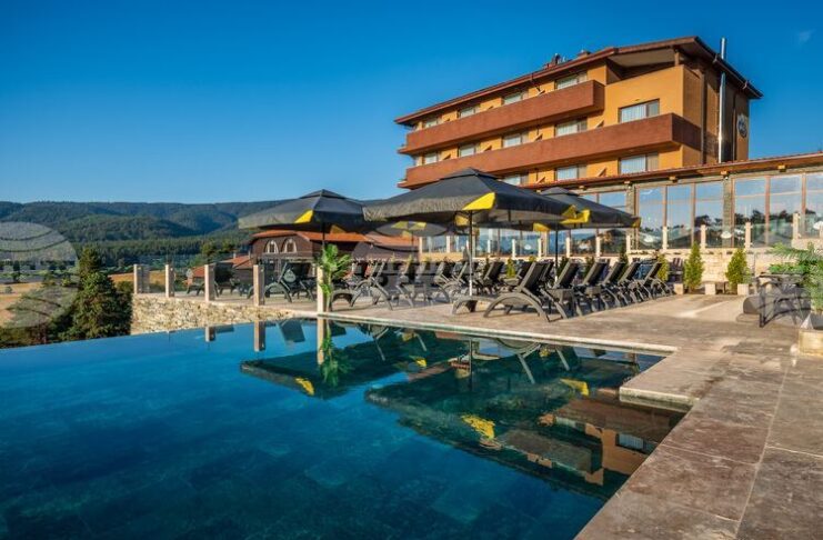 Хотелски комплекс „Каталина“ в месността „Цигов чарк“ отчита средна годишна заетост от около 18-19 хиляди гости, предпочитан е от семейства