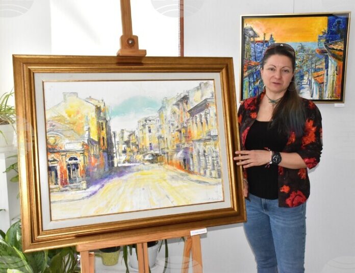Художничката Мария Райчева споделя спомени от пътешествията си в изложбата „Пътеписи в цвят“, която показва в Хасково