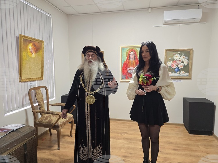 Художничката Ралица Денчева отправи послание за силата на красотата с изложба живопис в Плевен