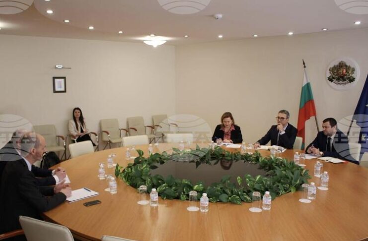 Инвестиция от 20 млн. евро в декарбонизацията на завода на "Солвей Соди" в Девня обсъдиха министър Трайков и ръководството на компанията