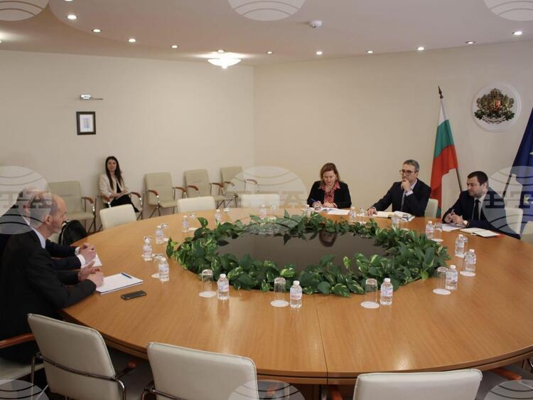 Инвестиция от 20 млн. евро в декарбонизацията на завода на "Солвей Соди" в Девня обсъдиха министър Трайков и ръководството на компанията